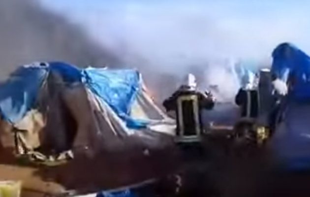 Φρίκη! Βομβάρδισαν καταυλισμό προσφύγων στα σύνορα με την Τουρκία (βίντεο)