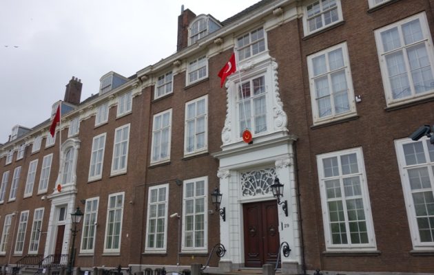 Η τουρκική πρεσβεία παρακολουθεί Ολλανδούς πολίτες που κατακρίνουν τον Ερντογάν