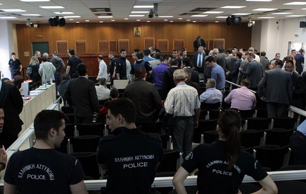 Ξαναρχίζει μετά από πέντε μήνες η δίκη της Χρυσής Αυγής