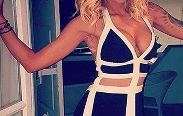 Tραγουδίστρια με μικροσκοπικό σορτσάκι έδειξε τα οπίσθιά της (φωτο)