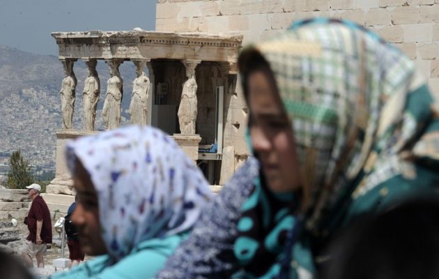 Η Ακρόπολη αγκάλιασε τους πρόσφυγες (φωτο)