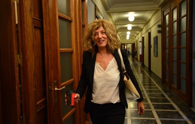 Ξεφτιλίζει το «Πρώτο Θέμα» η Σία (φωτο)