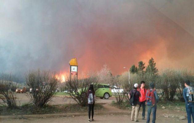Τουλάχιστον 60.000 άστεγοι από πυρκαγιά στον Καναδά (βίντεο)