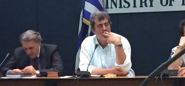 “Θεριακλής”  ο Πολάκης – Καπνίζει αρειμανιώς μέσα στο υπ. Υγείας