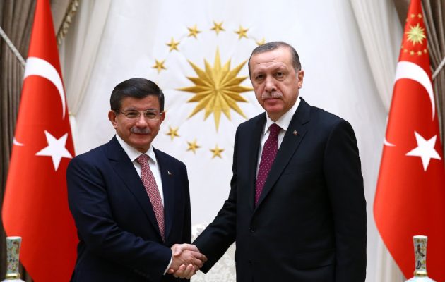 Ο Νταβούτογλου έσκαβε τον λάκκο του Ερντογάν κι έπεσε μέσα ο ίδιος