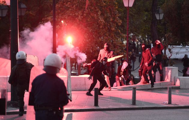 Μολότοφ από αντιεξουσιαστές, δακρυγόνα από τα ΜΑΤ έξω από τη Βουλή (βίντεο)