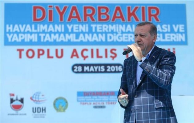 Ο Ερντογάν λέει ότι οι ΗΠΑ τον εξαπάτησαν και βοηθάνε τους “τρομοκράτες”