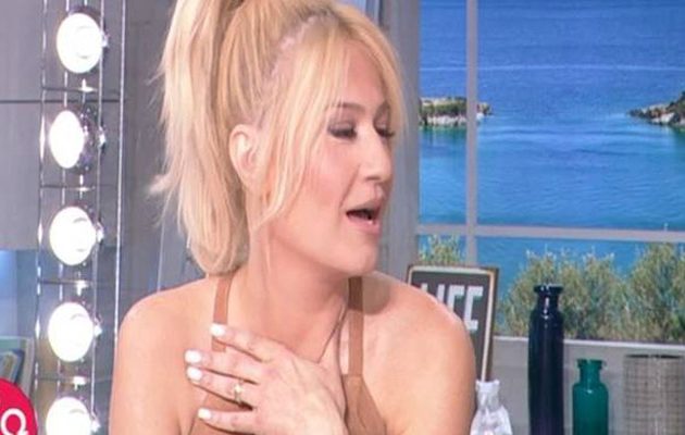 H Σκορδά ανέβασε το φόρεμά της στον αέρα και φάνηκαν όλα (βίντεο)