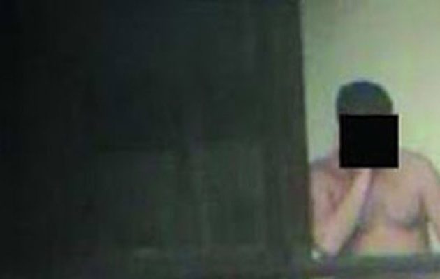 Iερέας βγήκε γυμνός στο μπαλκόνι του! (φωτο)