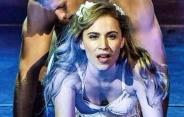 Topless πόσταρε από το κρεβάτι της η Νάντια Μπουλέ και κολάζει (φωτο)