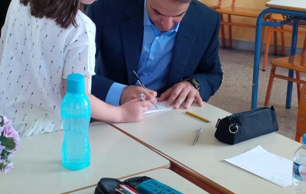 Ο Μητσοτάκης έδωσε… αυτόγραφα στους μαθητές του Δημοτικού Αργυρούπολης