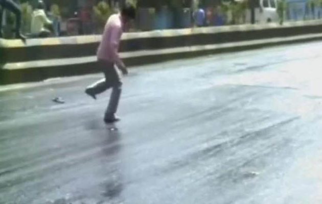 Ο καύσωνας στην Ινδία λιώνει την πίσσα της ασφάλτου! (βίντεο)