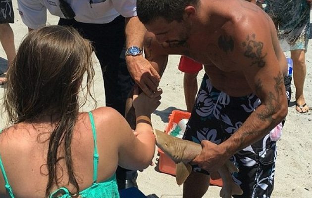 Έμεινε με… τον “μίνι” καρχαρία στο χέρι! (φωτο)