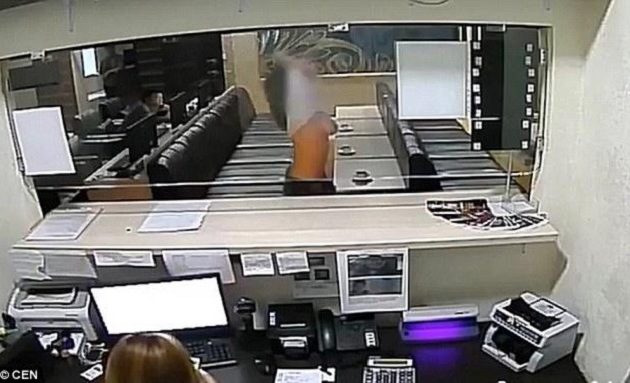 Βγήκε από τα ρούχα της κυριολεκτικά για να γλιτώσει το πρόστιμο (βίντεο)