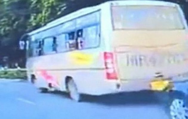 Κοριτσάκι δύο ετών πέφτει από το παράθυρο λεωφορείου στην Κίνα (βίντεο)