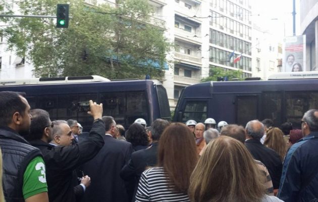 Οδοφράγματα με κλούβες των ΜΑΤ οχύρωσαν τη Βουλή (φωτο)