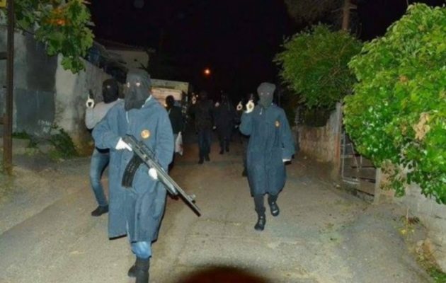 Τούρκοι μαρξιστές κάνουν περιπολίες σαν “αστακοί” στην καρδιά της Πόλης!