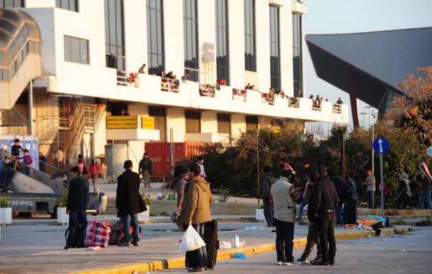 Βγήκαν πιστόλια μεταξύ των προσφύγων στο Ελληνικό; (βίντεο)