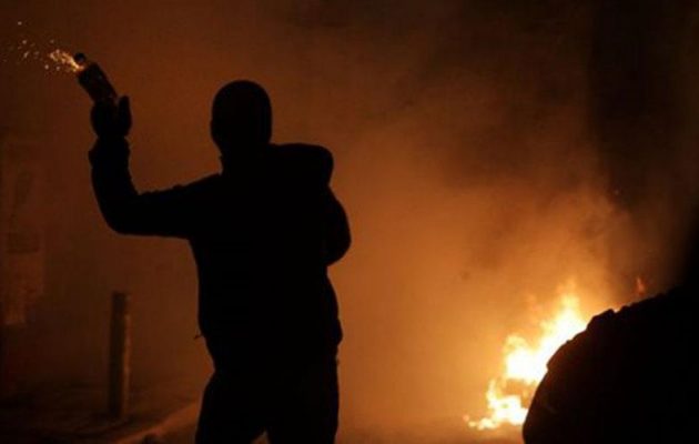 Κουκουλοφόροι εναντίον ΜΑΤ στα Εξάρχεια