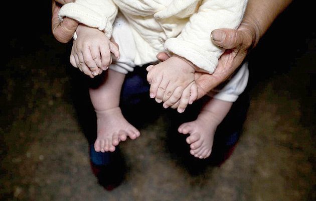 Mωρό με 31 δάχτυλα σε χέρια και πόδια γεννήθηκε στην Κίνα
