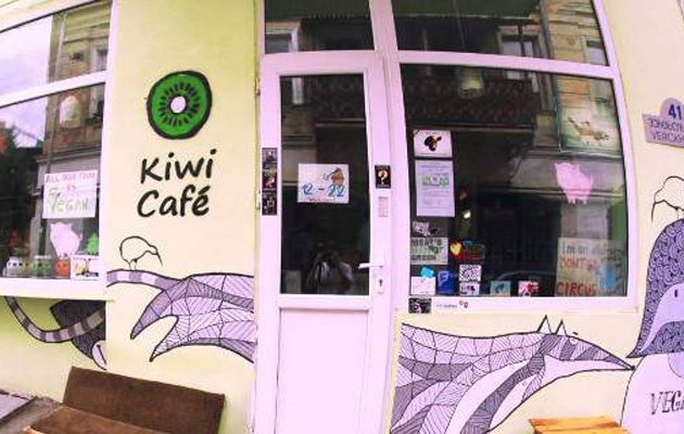 Νεοναζί «μπούκαραν» σε στέκι χορτοφάγων με… λουκάνικα και ψητά κρέατα