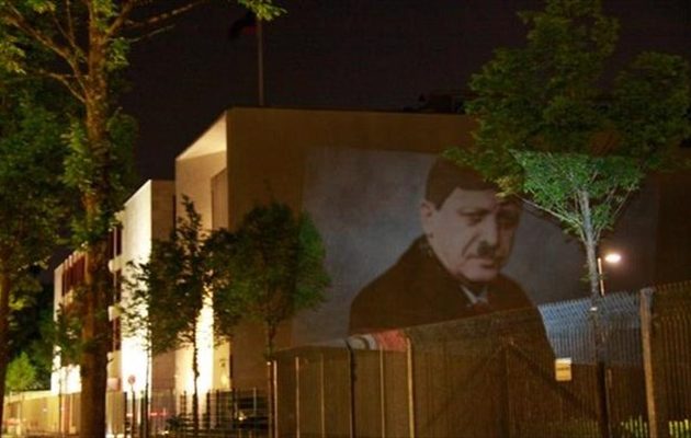 Ο Ερντογάν “αγκαζέ” με τον Χίτλερ στο Βερολίνο (φωτο)