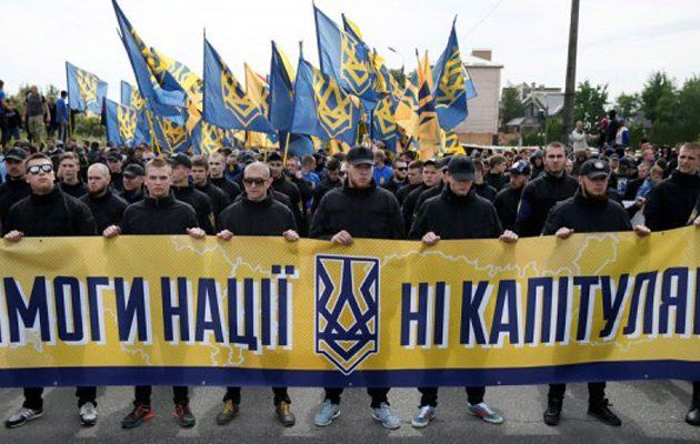Χιλιάδες ακροδεξιοί Oυκρανοί απείλησαν την κυβέρνηση Ποροσένκο (φωτο + βίντεο)