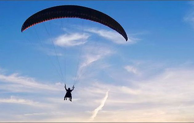 Είχε Άγιο: Έπεσε σε γκρεμό με αλεξίπτωτο και σώθηκε