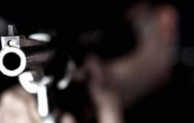 Γυναικοκτονία στον Πειραιά: Πυροβόλησε στο κεφάλι τη σύντροφό του και παραδόθηκε