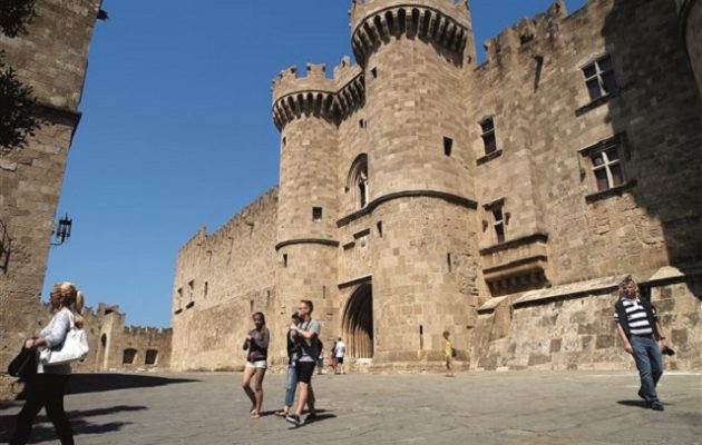 Ρόδος: Οδηγός επιτέθηκε με τσεκούρι σε μαθητές!