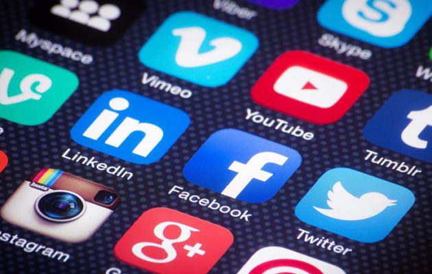 Τα social media «απειλούν» το κάπνισμα