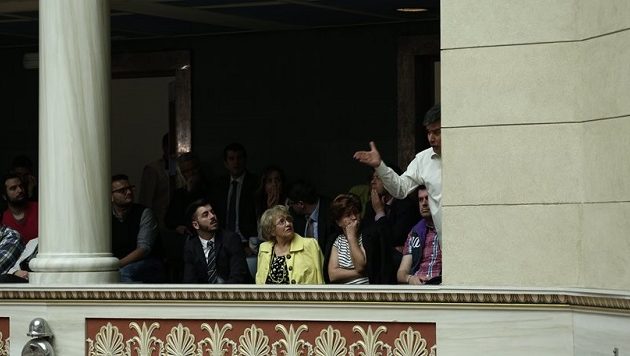 Τι φώναξε στον Τσίπρα επισκέπτης από τα θεωρεία της Βουλής