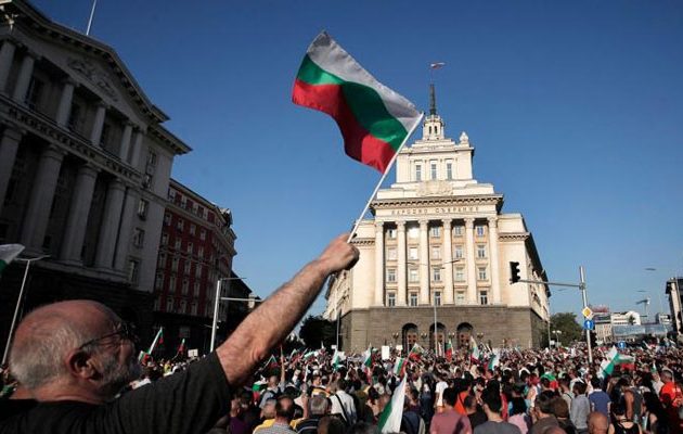 Δημοψήφισμα στη Βουλγαρία για να μειωθούν στο μισό οι βουλευτές