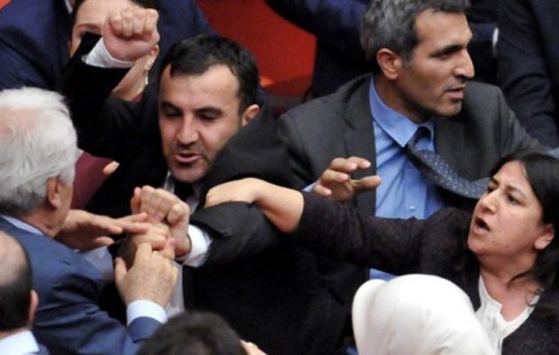 Ρινγκ η τουρκική Βουλή με μπουνιές μεταξύ βουλευτών (βίντεο)