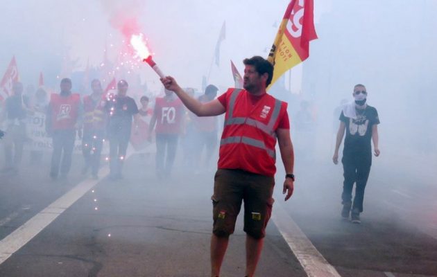 “Κόλαση” από τις διαδηλώσεις στη Γαλλία – Έκλεισε ο Πύργος του Άιφελ