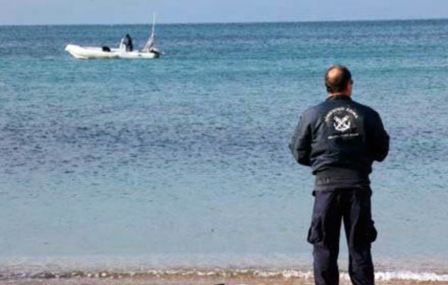 Νεκρή γυναίκα ανέσυραν λιμενικοί από τη θάλασσα στο Π. Φάληρο