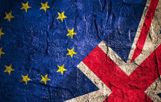 «Δεν είναι δεσμευτικό το Brexit» λένε 1.000 Βρετανοί δικηγόροι
