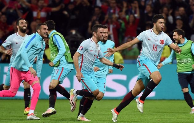 Euro 2016: Οι Τούρκοι νίκησαν 2-0 την Τσεχία και ελπίζουν