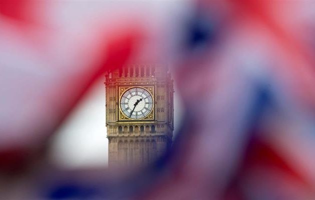 Η Βρετανία περνά στην εφαρμογή του Brexit μέσα σε μεγάλη αναταραχή