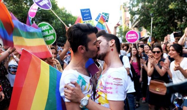 Πλαστικές σφαίρες και καταστολή κατά του gay pride στην Κωνσταντινούπολη (βίντεο)