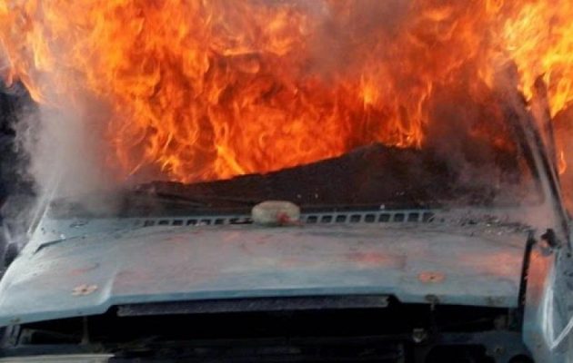 Ηράκλειο: Αυτοκίνητο στο οποίο επέβαιναν πατέρας και κόρη τυλίχτηκε στις φλόγες