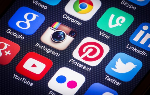 Το τέλος της τηλεόρασης; Οι νέοι προτιμούν τα social media για ενημέρωση