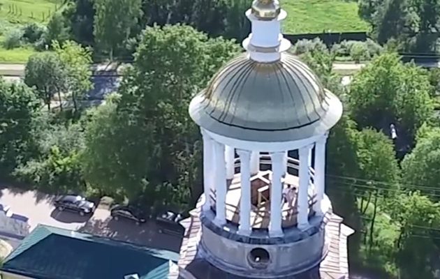 Drone «έπιασε» ζευγάρι να το “κάνει” σε καμπαναριό μοναστηριού! (βίντεο)
