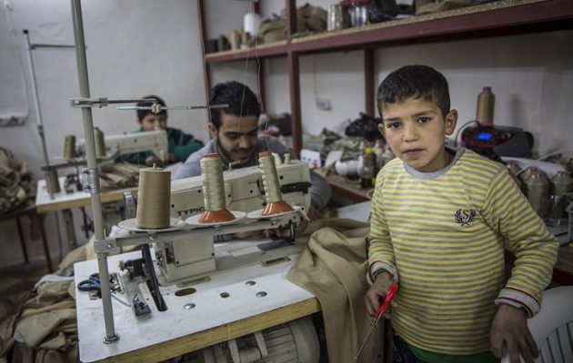 Ανήλικοι σκλάβοι στην Τουρκία ράβουν τις στολές των τζιχαντιστών (φωτο)
