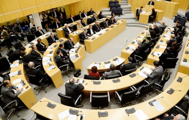Κύπρος: «Ψαλίδι» στους μισθούς όσων βουλευτών απουσιάζουν από τη Βουλή