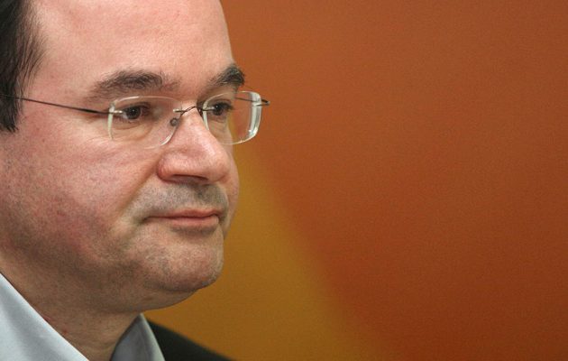 Παπακωνσταντίνου: Η κρίση έχει την υπογραφή της οικογένειας Καραμανλή