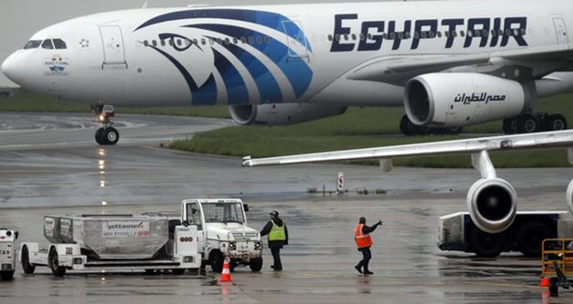 Εντοπίστηκαν συντρίμμια του αεροσκάφους της EgyptAir, που έπεσε στη Μεσόγειο