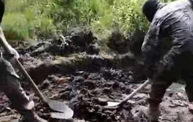 Φρίκη! Ουκρανοί στρατιώτες έθαψαν ζωντανό φιλορώσο αυτονομιστή (φωτο)