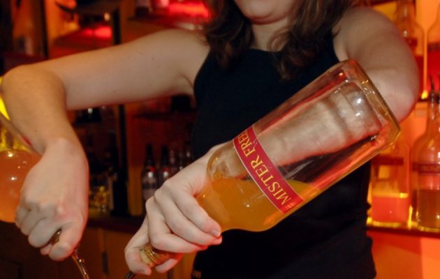 Έδειραν μπαργούμαν επειδή σέρβιρε αλκοόλ μέσα στο Ραμαζάνι