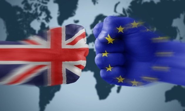 Μαύρα σύννεφα για τη Βρετανία μετά το Brexit από τους οίκους αξιολόγησης